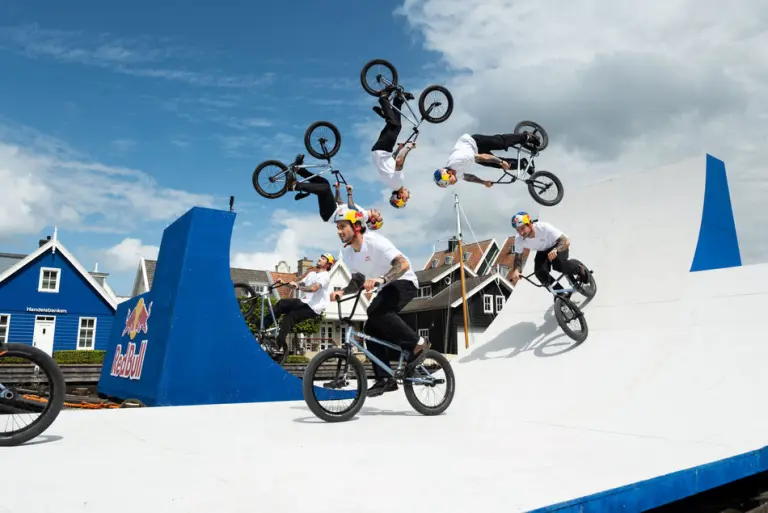 red bull george ntavoutian backflip bmx bateaux 5 768x513.jpg - ردبول دوباره مرزهای هیجان را جابه‌جا کرد بک‌فلیپ بی‌سابقه میان دو قایق در حال حرکت/ + عکس